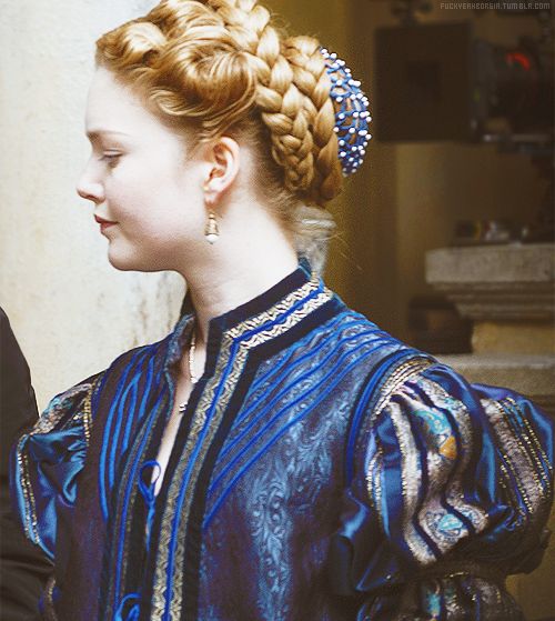 "Although I've never seen her in film, Holliday Grainger on Pinterest is really growing on me. She is very close to becoming my new alter-ego." ;-) E. Kaiser Writes ~ The Borgias - note the small caul/net and lots of braid.  Very pretty Historical Hairstyles, Holliday Grainger, Lucrezia Borgia, The Borgias, Pinterest Hair, Fantasy Costumes, Medieval Fashion, Historical Dresses, Historical Clothing