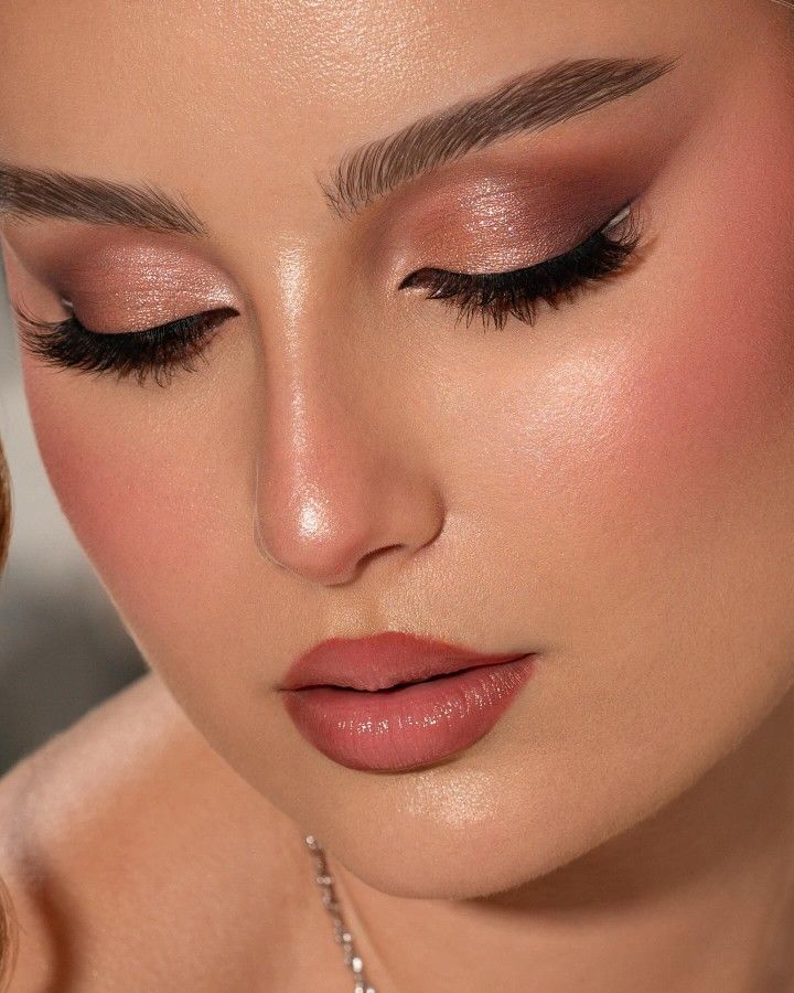 Blush Eye Makeup Looks, Peach Pink Makeup Looks, Peach Pink Eye Makeup, Girlish Makeup For Wedding, Eye Makeup On Pink Lehenga, Pink Shade Eye Makeup, Bridal Light Makeup Indian, Peach Glam Makeup, Eye Makeup On Pink Dress