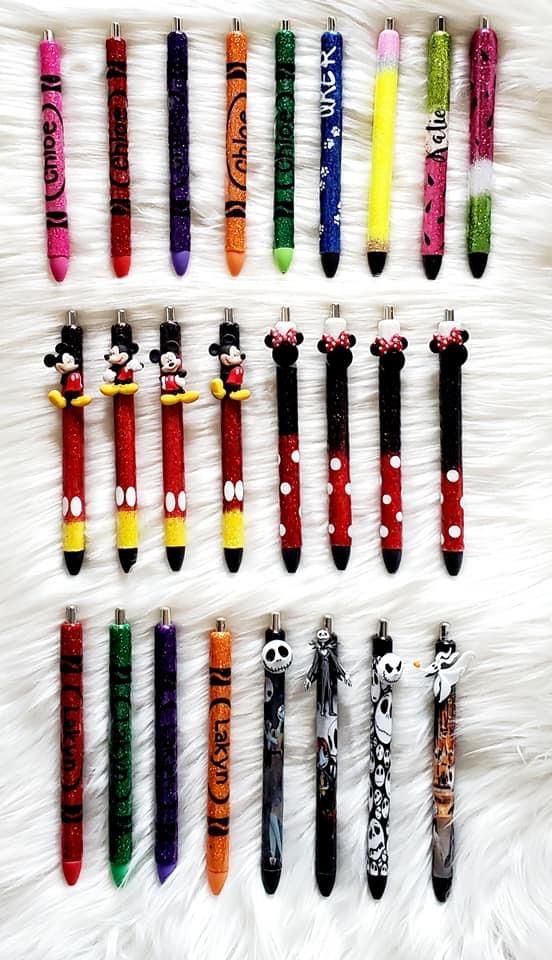 many different colored pens are lined up together