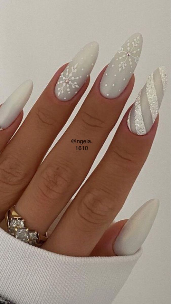 Black Nail Christmas Design, Winter Christmas Nails White, Maternity Photoshoot Nails, White Nails With Christmas Design, White Silver Christmas Nails, White Sparkly Christmas Nails, Christmas Nails White And Silver, Winter White Nails 2024, Christmas Nails Winter White