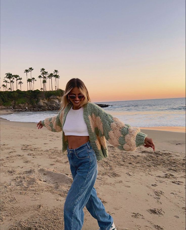 Beachy Boho Outfits, Beachy Aesthetic Outfits, Winter Beach Outfit, Chilly Weather Outfits, Surfergirl Style, Beachy Girl, Outfit Primavera, Daily Outfit Inspiration, Poses For Photos