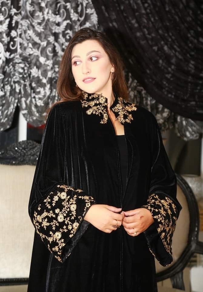 Velvet Abaya Designs, Velvet Abaya, Moslem Fashion, Mode Kimono, Velvet Dress Designs, Abaya Style, Mode Abaya, Pakistani Fancy Dresses, Pakistani Dresses Casual