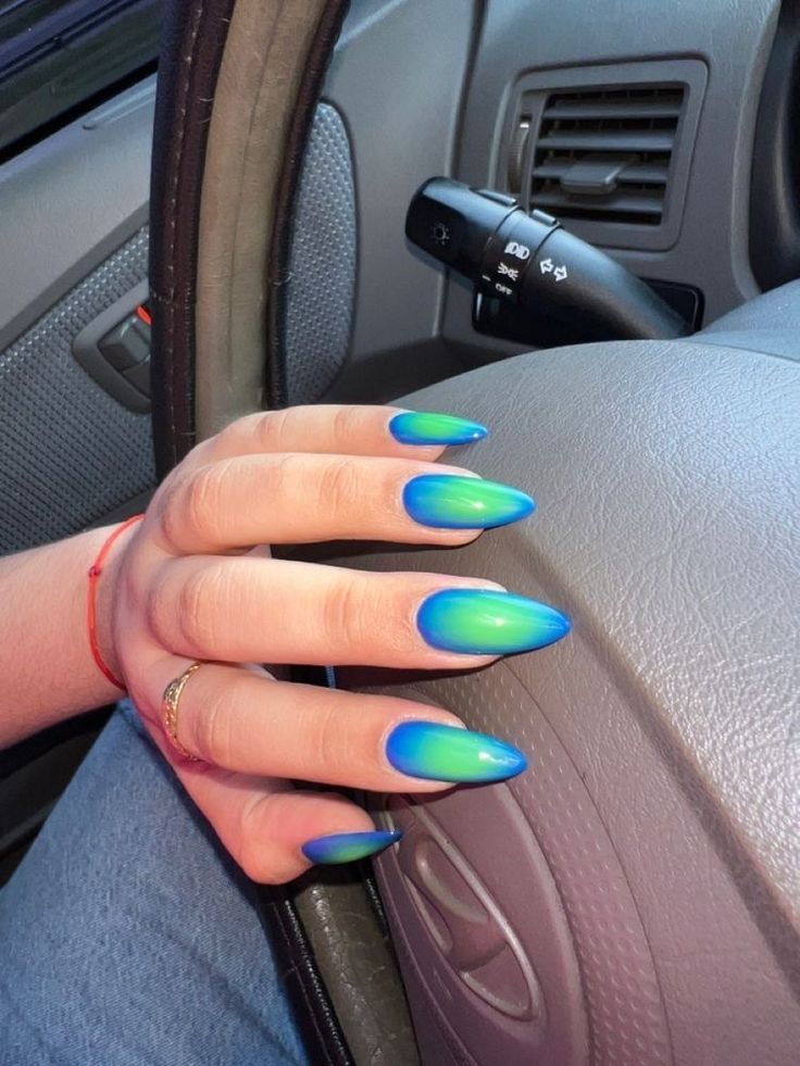 Simple Colorful Almond Nails, Aura Nails Colorful, Summer Nails Blue And Green, Aura Nails Blue And Green, Green And Blue Summer Nails, Blue Green Aura Nails, Blue Green Chrome Nails, Neon Gradient Nails, Blue Nails Aura