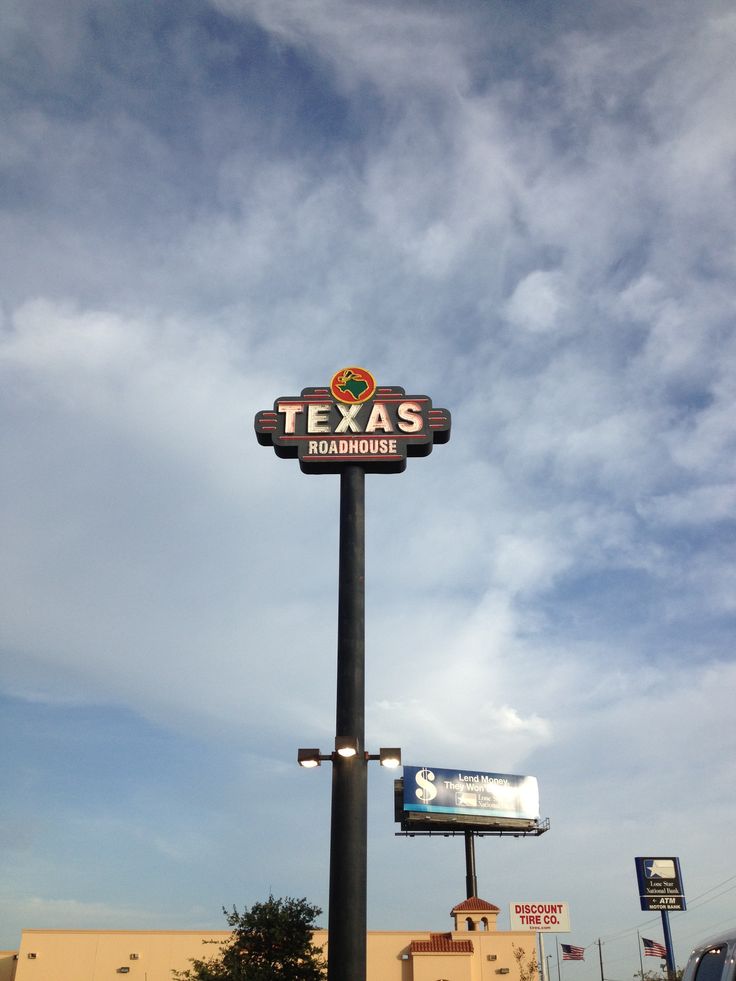 there is a sign that says tex's restaurant on it