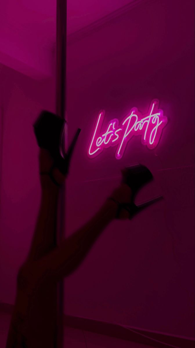 Um sala com uma barra de pole dance,  um letreiro rosa pink ao fundo com a frase “let’s party” e pernas penduradas no pole usando um salto alto preto Hot Pink Club Aesthetic, Pink Neon Sign Aesthetic Wallpaper, Stripcore Aesthetic, Computer Wallpaper Aesthetic Dark, Hot Pink Aesthetic Dark, Electric Pink Aesthetic, Hot Pink Neon Aesthetic, Party Pink Aesthetic, Pink Aesthetic Neon