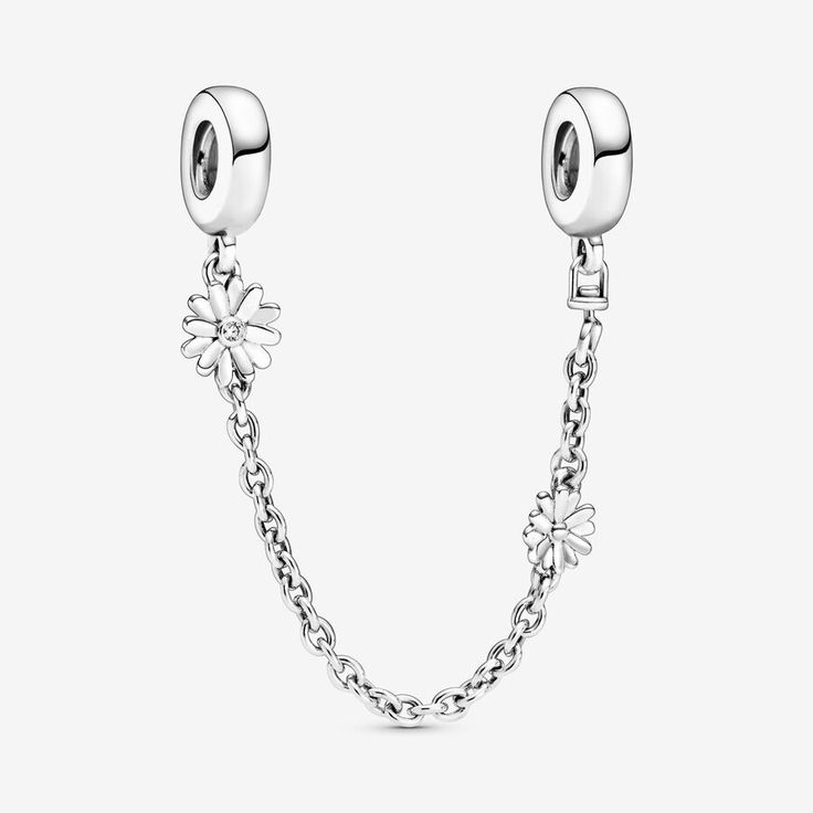 Pandora Charms & Armbänder für Damen, 798764C01-05 - Mit dem Gänseblümchen Komfortketten-Charm bleibt Deine Frühlings-Charm-Kollektion an Ort und Stelle. Die Komfortkette aus Sterling-Silber mit zwei unterschiedlich großen Gänseblümchen-Details sorgt dafür, dass Deine Charms sicher an Deinem Pandora Moments-Armband verbleiben und gleichzeitig frisch und stilvoll aussehen. Das Komfortketten-Charm mit zusätzlichem Funkeln durch einen einzelnen Cubic Zirkonia ist von der unverwüstlichen und freihe… Pandora Safety Chain, Pandora Daisy, Charms Pandora, Bracelet Pandora, Pandora Bracelet Charms, Jewellery Uk, Safety Chain, Sterling Jewelry, Pandora Bracelets