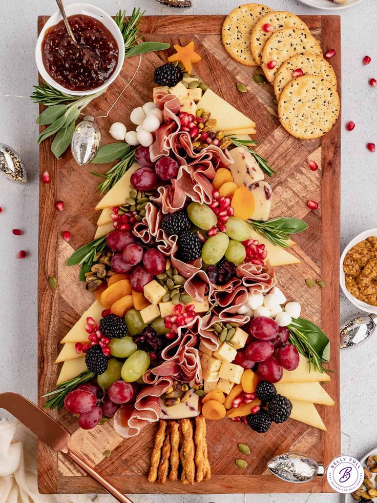 a christmas tree made out of cheese and crackers on a cutting board with text overlay