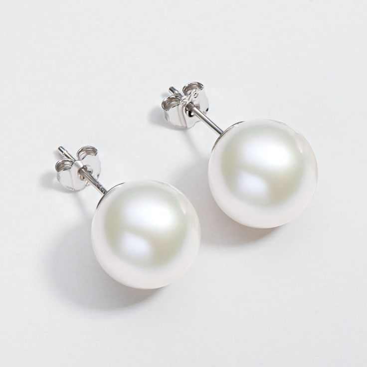 Product Information



SKU:
FWPE-052


Metal:
925 Sterling Silver


Rhodium:
Yes 


Nickle Free:
Yes


Gem Type:
Pearl


Pearl Information



Pearl Type:
Freshwater Pearl


Pearl Color:
White



Number of pearls:
2


Shape:
Round 



Pearl Size :
11mm


Surface markings:
Clean


Blemishes:
Clean


Uniformity:
Very-good


Luster:
High luster