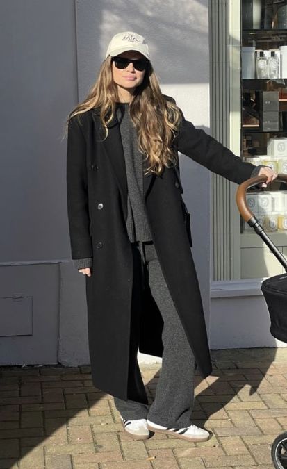 Black Overcoat Outfit Women Winter, Leggings And Long Coat Outfit, Adidas Samba Outfit Autumn, Long Black Coat Outfit Casual, Black Maxi Coat Outfit, Long Black Wool Coat Outfit Winter, How To Style A Black Coat, Oversized Black Coat Outfit, Black Wool Coat Outfit Winter