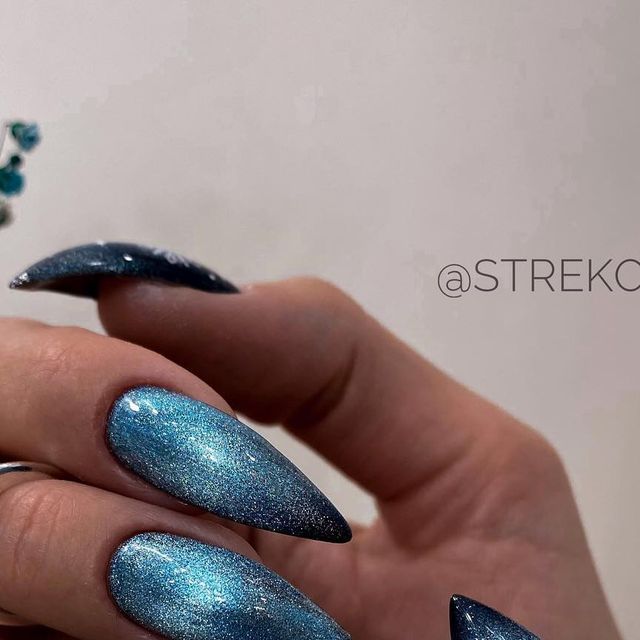 by strekoza_48 Light Blue Snowflake Nails, Blue Snowflake Nails, Blue Cat Eye Nails, Eye Nails Design, Cat Eye Nails Design, Snowflake Nail Design, Blue Cat Eye, Snowflake Nail, Winter Cat