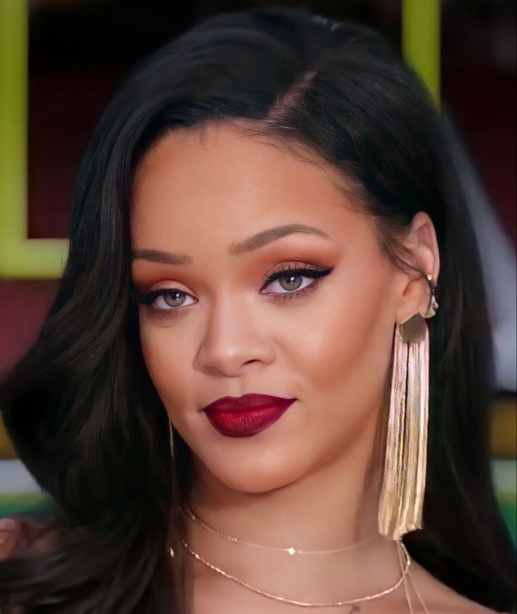 Rihanna Red Lipstick, Rihanna Face, Rihanna Images, Red Lipstick Makeup Looks, Rihanna Makeup, Red Lipstick Makeup, Rihanna Looks, Celebrity Makeup Looks, Brown Skin Makeup