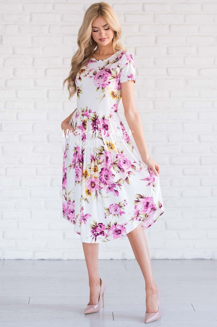 Yellow Carnations, Pleats Dress, Modest Dresses For Women, Neesees Dresses, Colors For Spring, Dressing Ideas, Day Dreamer, Dresses Ladies, Beautiful Floral Dresses