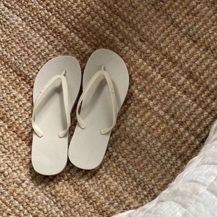 Flip flops made start to finish in New York. 5x more durable than the average flip flop and made of the same material as sneakers. Flip Flops Aesthetic, Cute Flip Flops, Women's Flip Flops, Summer Wardrobe Essentials, Summer Flip Flops, Christmas 2023, 2024 Fashion, Ugg Shoes, Flip Flop