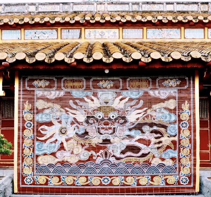 an elaborately decorated wall in front of a building