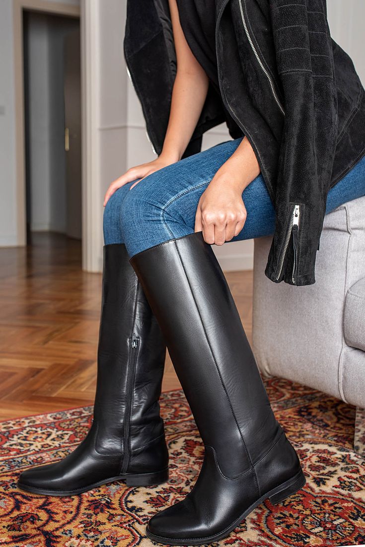 Is there a more classical pair of boots than riding boots? We know they will look very classy, no matter if you want to wear them with a pair of jeans and a t-shirt or a floral ruffle dress. The straight shape of the shaft and the 2,5 cm heel will give your legs a tapered look. Choose the calf circumference and height that best fit you, click the button above to get to know how to correctly measure your calf. Details: Fine calfskin upper Leather lining, leather insole Leather sole with a non-sli Classic Black Calf Leather Knee-high Boots, Classic Knee-high Riding Boots For Fall, Fitted Black Knee-high Riding Boots, Classic Knee-high Winter Heeled Boots, Classic Knee-high Riding Boots, Classic Knee-high Boots With Leather Sole For Riding, Classic Wide Calf Knee-high Boots For Riding, Classic Riding Knee-high Boots, Elegant Wide Calf Riding Boots