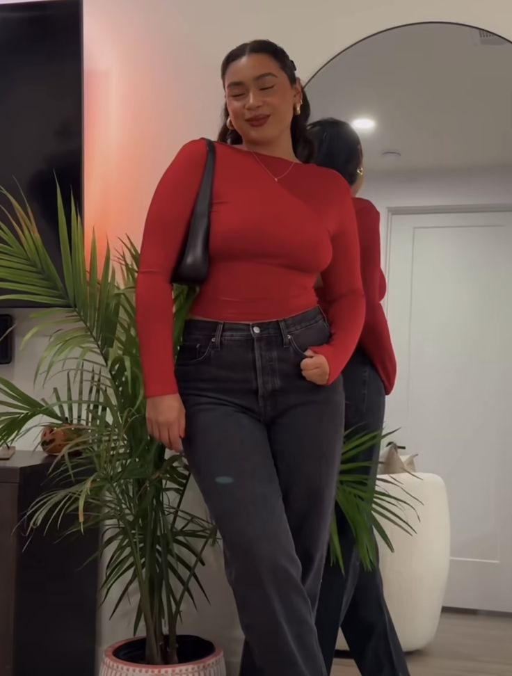 Red Top Outfit Plus Size, Casual Holiday Outfits Plus Size, Winter Outfits Aesthetic Mid Size, Meet The Family Outfit Casual, Holiday Outfits Women Casual, Dark Feminine Outfits Midsize, Fashion Killa Plus Size, Fall Campus Outfit, Midsize Fashion Winter Casual