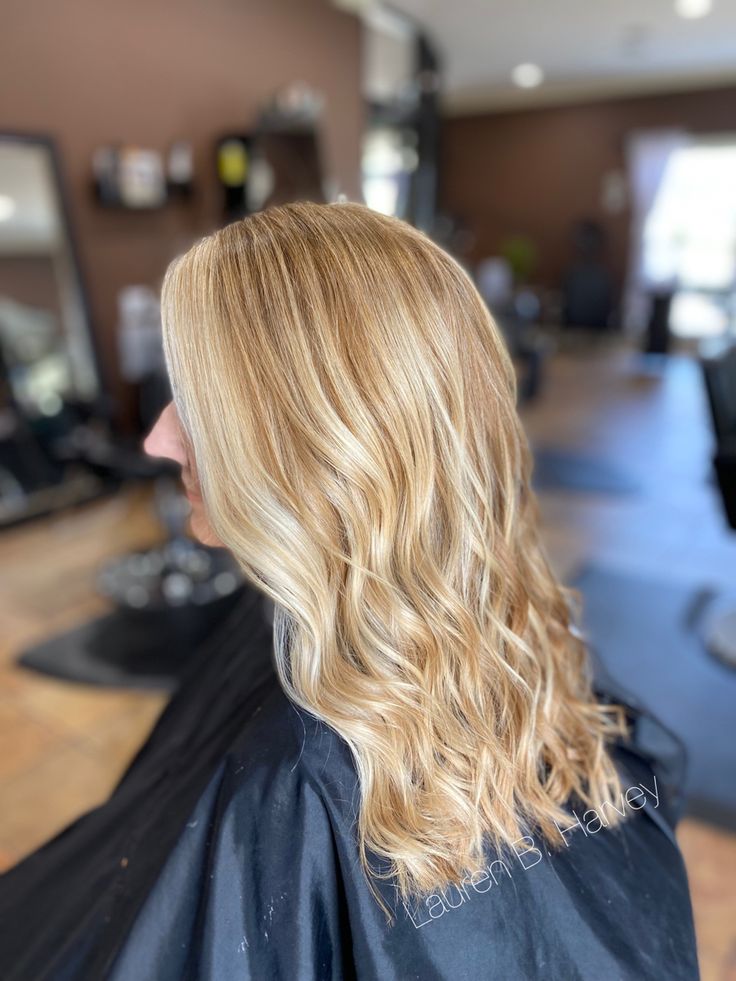 Golden Blonde Hair With Money Piece, Honey Blonde Hair With Money Piece, Blonde Highlights Money Piece, Gold Blonde Hair, Honey Blonde Balayage, Golden Blonde Highlights, Golden Blonde Hair, Money Piece, Gold Blonde