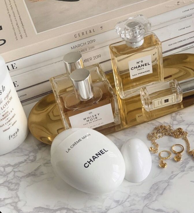 Koleksi Parfum, Perfume Display, Perfume Organization, Cream Aesthetic, Chanel Perfume, Classy Aesthetic, Luxury Makeup, Luxury Perfume, Beige Aesthetic