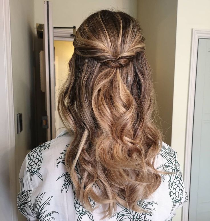 Half Up Hairstyle Bridesmaid, Half Up Half Down Hair For Grad, Haf Up Half Down Hairstyles For Prom Medium Hair, Simple Twist Half Up Half Down, Half Up Half Down Hairstyles Brunette, Hañf Up Half Down Hair, Half Up And Half Down Bridesmaid Hair, Half Up Half Done Prom Hair, Small Half Up Half Down Hair