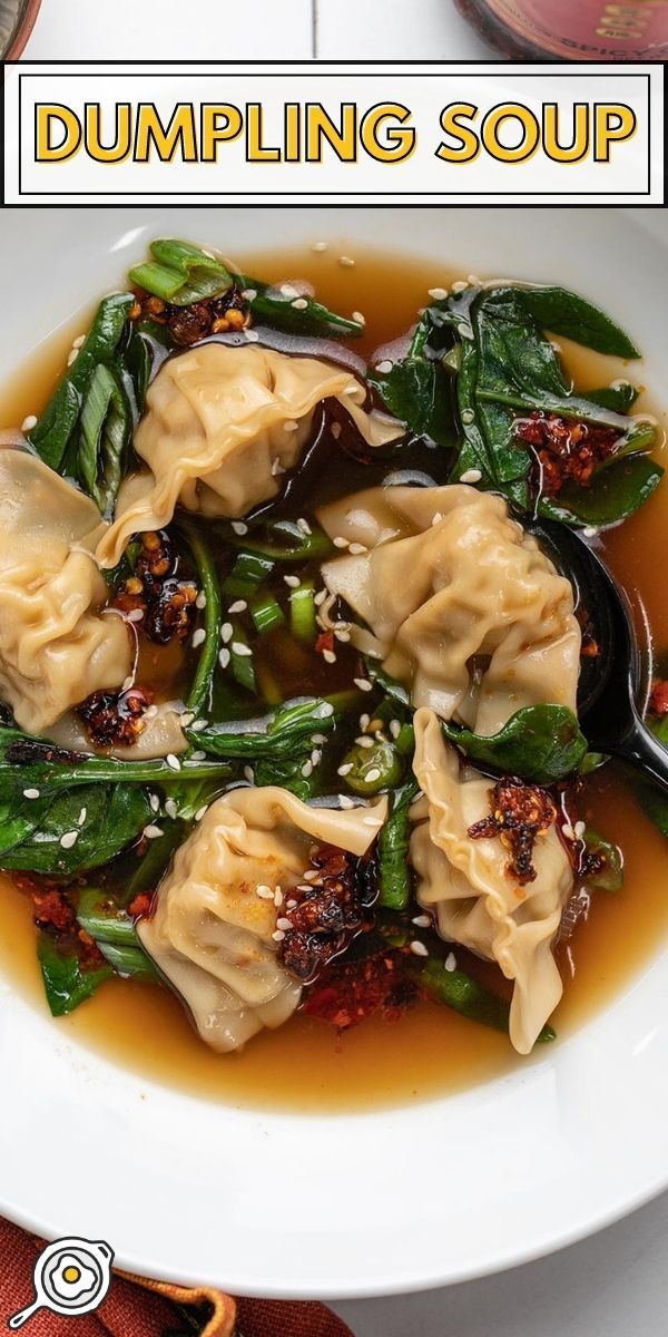 overhead photo of dumpling soup with sesame seeds, spinach, and chili crisp and recipe title block at the top. Easy Dumpling Soup Recipe, Asian Dumpling Soup, Easy Dumplings, Vegetable Dumplings, Dumpling Soup, Frozen Dumplings, Homemade Lunch, Dumplings For Soup, Asian Soup