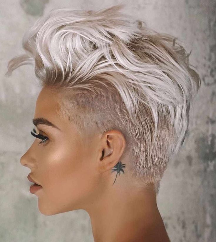 30 Roaring and Attractive Short Hairstyles 2020 - Haircuts & Hairstyles 2020 Haircut Gray Hair, Shaved Pixie, Coiffures Pixie, Longer Pixie Haircut, Long Pixie Cuts, Short Hair Undercut, Long Pixie, Pixie Hair, Penteado Cabelo Curto