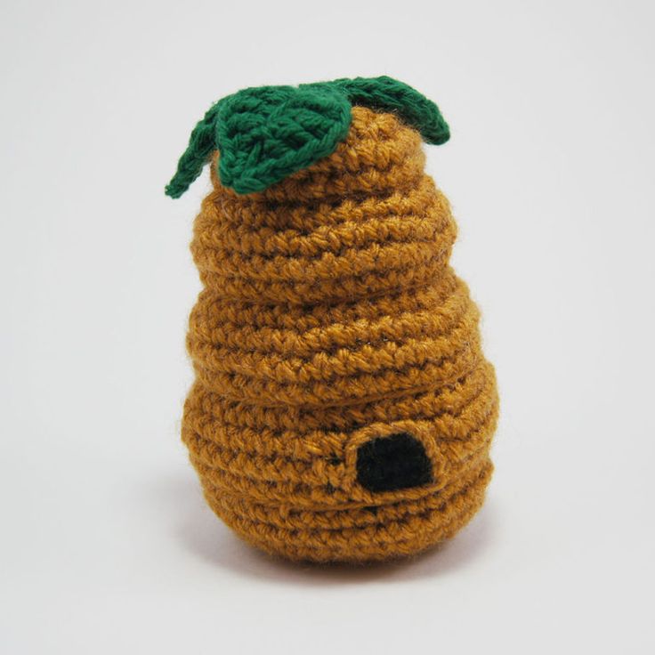 a crocheted orange with a green leaf on top