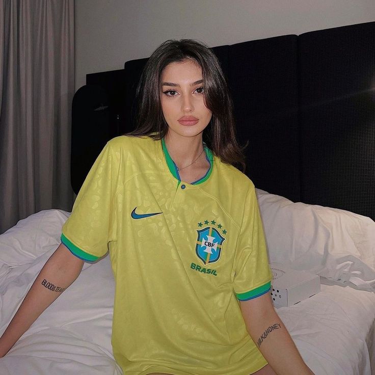 Blokecore Women, Football Vibe, Soccer Girls Outfits, Brazil Outfit, Brazil Clothing, Jersey Outfit Women, Brazil Girls, Brazil Shirt, Football Girl