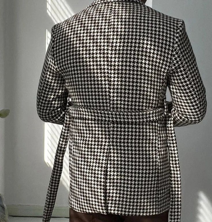 Verfijn uw kleding met onze Houndstooth wollen retro colbert. Deze blazer is gemaakt voor een geraffineerde en gepolijste look en combineert naadloos klassieke verfijning met eigentijdse stijl, waardoor het een onberispelijke keuze is voor zowel professioneel als zakelijk gebruik. en formele gelegenheden. Voordelen: Co Black Tweed Jacket With Suit Collar For Business, Elegant Fitted Tweed Jacket With Houndstooth Pattern, Elegant Fitted Houndstooth Tweed Jacket, Tailored Tweed Jacket With Houndstooth Pattern For Business Casual, Black Tweed Jacket With Lapel Collar For Business, Tailored Houndstooth Tweed Jacket For Business, Black Wool Blazer For Office Wear, Black Wool Blazer For Office, Workwear Notch Lapel Sport Coat With Houndstooth Pattern