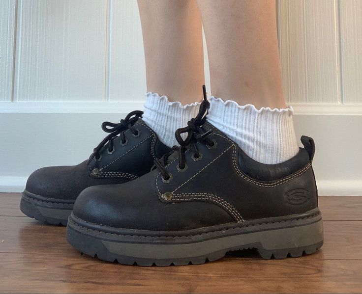 Shoes Vintage Aesthetic, Sketchers Oxfords Outfit, Alt Shoes Sneakers, Black Vintage Shoes, Sketchers Shoes Aesthetic, 90s Sketchers Jammers, Old Shoes Aesthetic, Vintage Sketchers Shoes, 2000s Shoes Sneakers