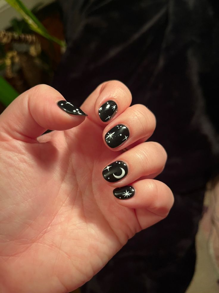 Star Nails Design Short, Goth Natural Nails, Black Nail Art For Short Nails, Black And White Moon And Stars Nails, Witchy Nails Short Natural, Short Nail Art Stars, Black Nails Stars Moon, Black Nail Stars, Black Nail Designs Moon