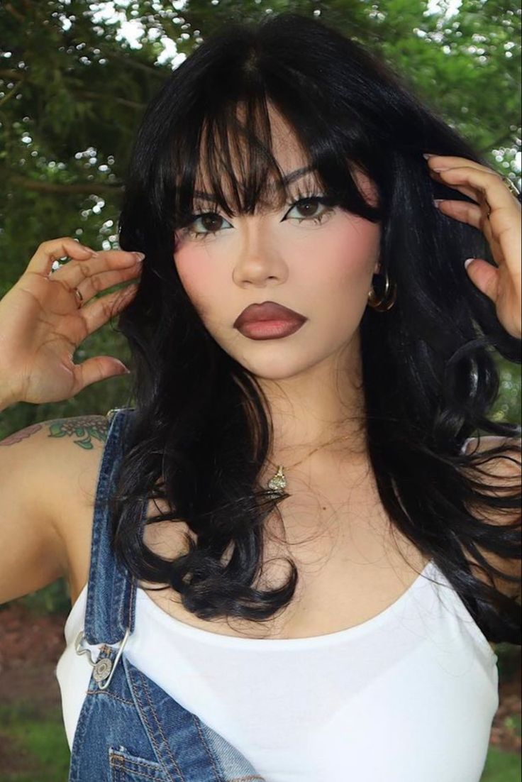 Y2k Latina Makeup, Plus Size Makeup Looks, 2000s Latina Makeup, Latina Make Up, Simple Alt Makeup, Soft Gothic Makeup, Chola Makeup, Bangs Makeup, Black Hair Makeup