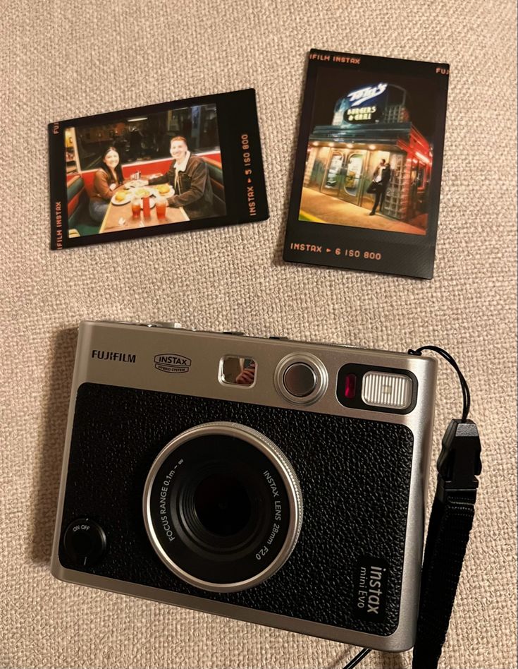 Polaroid camera Camera That Prints Out Pictures, Best Polaroid Camera, Polaroid Camera Decoration, Polaroid Now Photos, Best Vintage Cameras, Poloroid Cam, I Want It I Got It, Polaroid Photo Ideas, Instax Evo