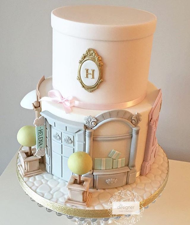 there is a cake that looks like it has been made to look like a doll house