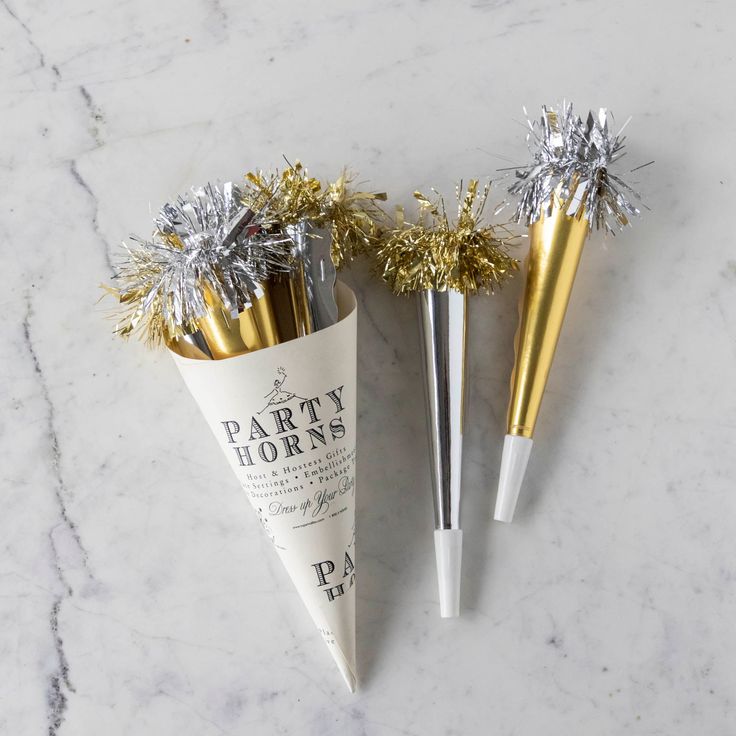 An elegant Tops Malibu Party Horn Bouquet Gold/Silver with tinsel tassels. Nye Party Favors, Silver And Gold Christmas Party, New Year’s Eve Table Decor Party, New Year’s Eve Decorations, Gold And Silver Party, New Years Eve House Party, Hosting A Birthday Party, Horn Designs, New Years Decor