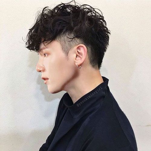 Asian Men Hairstyles: 28 Popular Haircut Ideas for 2020 #asianhairstyles #asianhaircuts #asianmanbun #koreanhaircuts #asianundercut #asianfadehaircut #menshairstyles #menshair #menshaircuts Korean Mullet, Kinds Of Haircut, Male Hairstyles, Monochrome Makeup Look, Men Haircut Curly Hair, Asian Haircut, Mullet Haircut, Asian Men Hairstyle, Mohawk Hairstyles