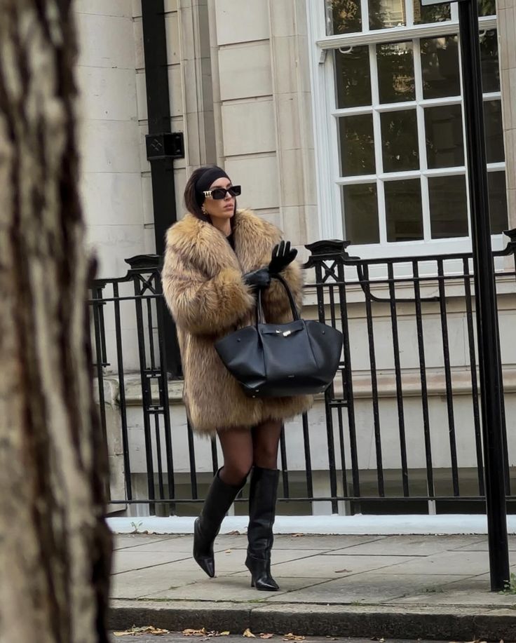 Wife Aesthetic Outfit, Mob Wife Outfit, Street Style Women Fall, Style Outfits Fall, Outfits Black Women Fall, Outfits 2023 Women, School Outfit Inspiration, Fur Coat Outfit, Black Fur Coat