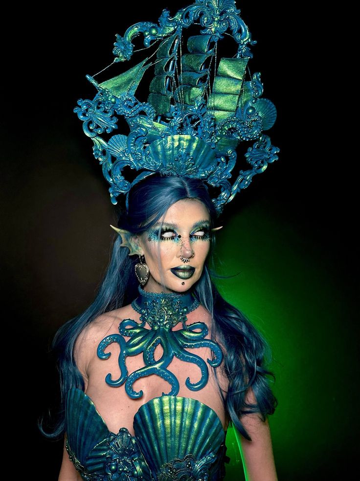 Our iconic Sunken Siren Shipwreck Headdress is available ready to ship, just in time for Halloween. She's a sample, so you can snatch her up at a significant discount. This piece is extravagant and opulent, yet wearable and secure with a comb gripping into the hair and loops to tie elastic underneath. The finish is a beautiful, iridescent metallic teal (my personal favourite) and I have the matching choker and bra available too. Please message before buying so that I can confirm all details with Steampunk Mermaid Costume, Siren Octopus, Under The Sea Costumes Women, Sea Witch Outfit, Dark Siren Costume, Sea Siren Costume, Siren Cosplay, Sea Creature Costume, Siren Costume