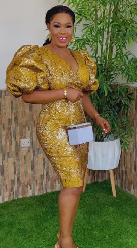 Isishweshwe - Isishweshwe added a new photo. African Brocade Dress Styles, Simple Dinner Gowns Nigerian, Traditional African Clothing, African Fabric Dress, African Print Dress Ankara, Dress Name, Short African Dresses, Best African Dresses, Lace Gown Styles