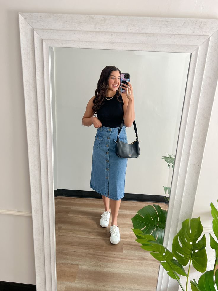 Midi Jean Skirt Outfits, Skirt Outfit Denim, Long Black Skirt Outfit, Midi Outfit, Midi Skirt Outfit Winter, Denim Midi Skirt Outfit, Summer Denim Skirt, A Line Skirt Outfits, White Tops Outfit