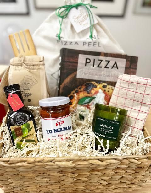 This hamper is filled with pizza essentials for making your own pies at home! Included is pizza dough and spices, olive oil, pizza sauce, pizza cookbook, pizza peel, Merlot-scented candle, a wooden mixing spoon and kitchen towel. So much fun to give and to receive! Pizza Making Gift Basket, Pizza Basket Ideas Gift, Pizza Gift Basket Ideas, Pizza Kit Gift, Olive Oil Pizza Sauce, Pizza Gift Basket, Oil Pizza Sauce, Movie Basket, Olive Oil Pizza