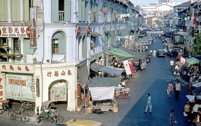 Old Singapore, History Of Singapore, Singapore Photos, Haunting Photos, Visit Singapore, Olden Days, Hot Stories, Old Street, Amazing Pictures