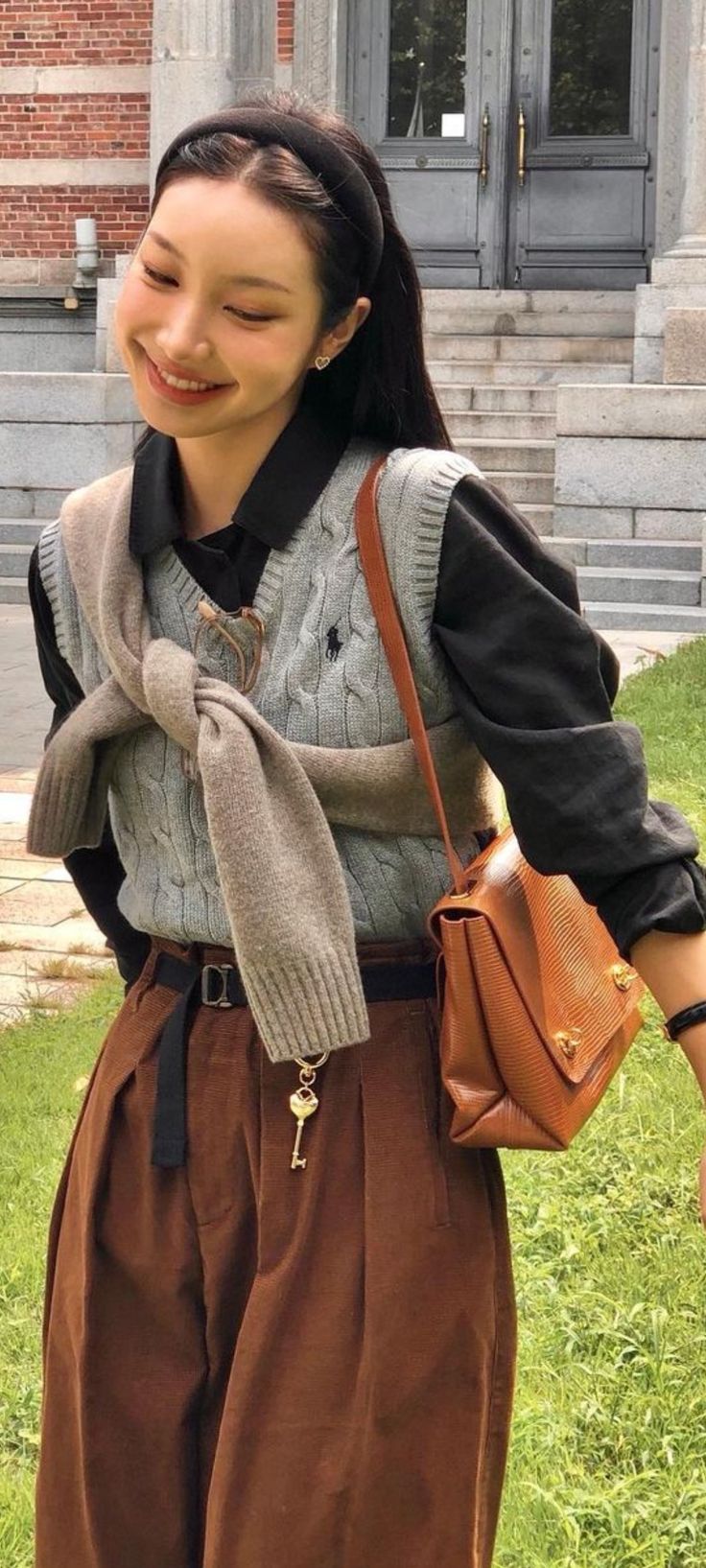 Sweater Vest Wide Leg Pants, Sweater Vest And Blazer Outfit, Sweater Vest And Button Up Outfit, Outfits With Brown Pants Aesthetic, Y2k Vest Outfits For Women, Collard Sweater Outfits Women, Wide Brown Pants Outfit, Corduroy Outfit Aesthetic, Vest Winter Outfits For Women