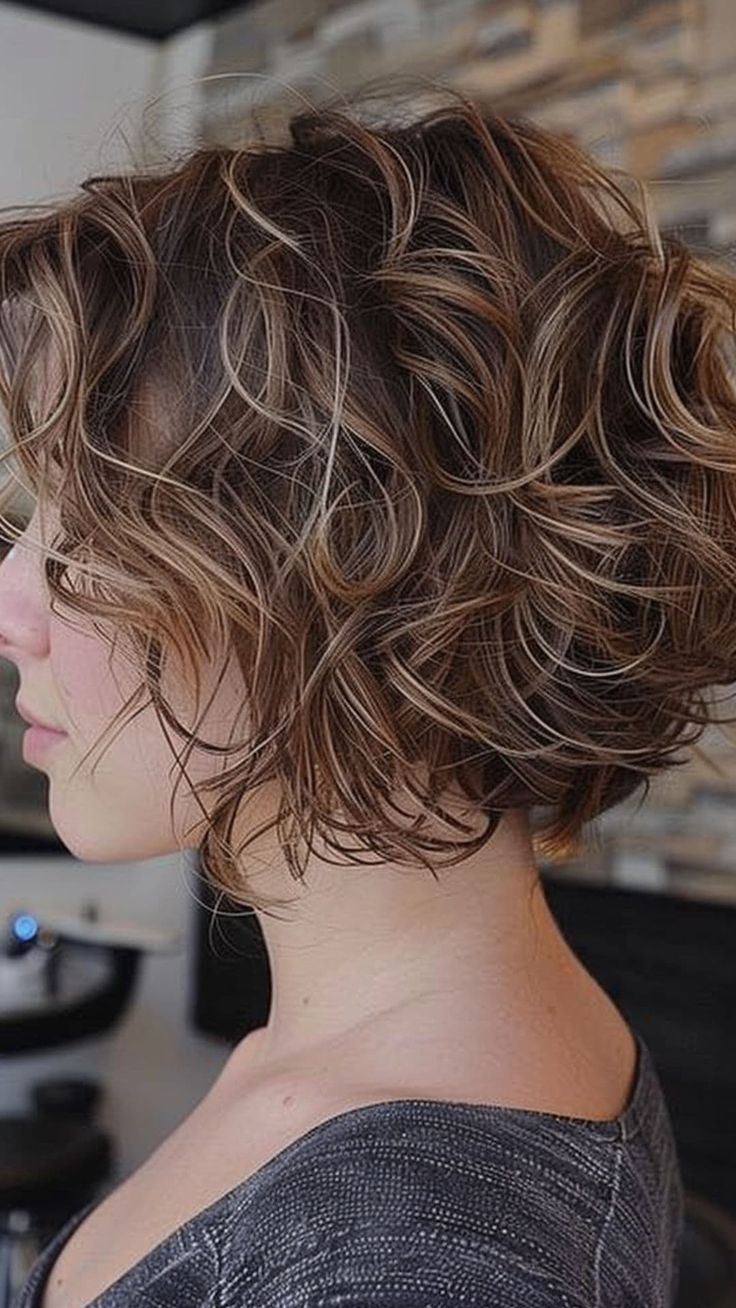 24 Inverted Bob Haircuts That Will Make You Look Instantly Chic | Lookosm Bobs For Wavy Hair, Wavy Hair Bob, Short Curly Bob Haircut, Chin Length Hairstyles, Curly Inverted Bob, Wavy Layered Haircuts, Curly Bobs, Inverted Bob Haircuts, Effortless Waves