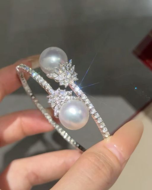 ANNIE CASE FINE JEWELRY on Instagram: "✨ This Diamond and Australian White South Sea Pearl Bracelet showcases unparalleled elegance! 🌟 With 12-13mm virtually flawless perfect round pearls and a full diamond setting, it sparkles beautifully. Setting in 18k white gold, this luxurious piece is a must-have! 💎✨  DM for inquiries @anniecasepearl . . . . . . . . . . HYL240722WSB92400  #PearlBracelet #LuxuryJewelry #southseapearls#diamondbangle #diamondbracelet #Bracelet #JewelryDesign#anniecasepearl#diamondbagle" Pearl And Diamond Bracelet, Pearls Bangles, Pearl Bangle, Sea Pearl, Diamond Settings, South Sea Pearls, South Seas, Pearl Bracelet, Luxury Jewelry