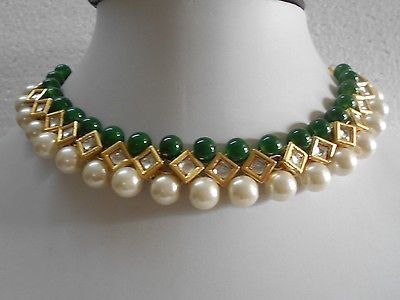 Nice green and pearl emerald Simple Jewelry Necklace, Jewlery Necklace, Artsy Jewelry, Necklace Indian, Pearl Necklace Earrings, K Fashion, Bollywood Jewelry, Pearls Necklace, India Jewelry