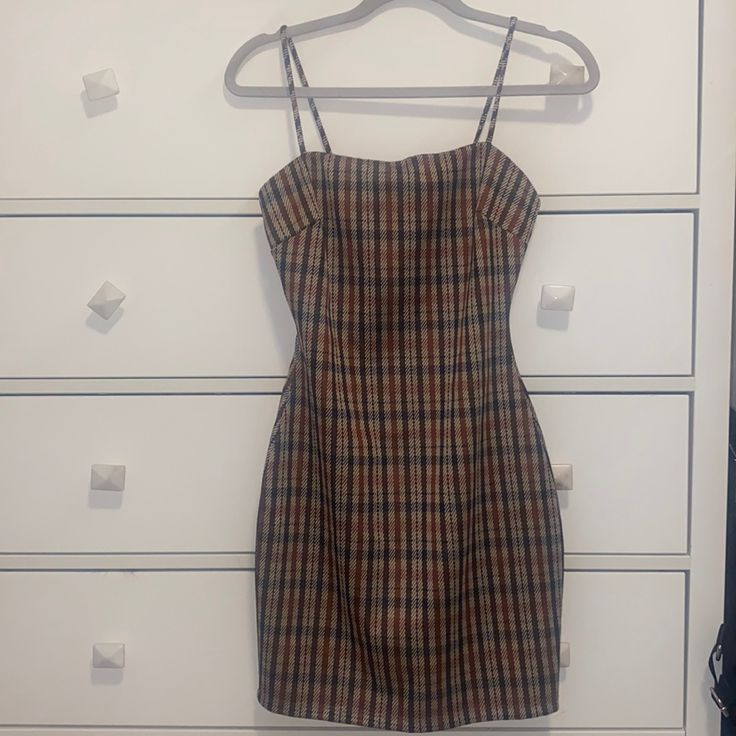 Size Medium Never Worn Sleeveless Plaid Mini Dress For Date Night, Plaid Sleeveless Mini Dress For Date Night, Fall Mini Dress Lined, Fall Lined Mini Dress, Casual Plaid Mini Dress For Night Out, Plaid Dress For Night Out In Spring, Brown Lined Mini Dress For Day Out, Casual Lined Plaid Dress, Fitted Plaid Mini Dress For Date Night