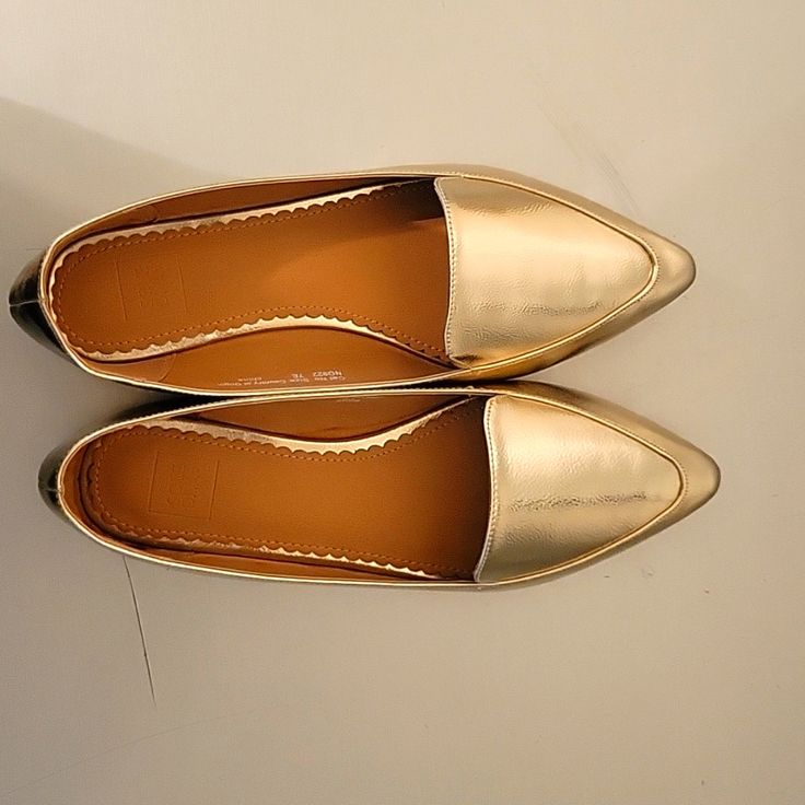 Sole Diva-Gold Loafer, Size 9 W, New Never Worn. Free With 2 Or More. Gold Pointed Toe Flats For Workwear, Gold Flat Loafers For Work, Gold Flat Loafers For Workwear, Gold Flats For Office Use In Spring, Gold Flats For Office In Spring, Classic Gold Flats With Pointed Toe, Gold Flat Loafers For Fall, Classic Gold Pointed Toe Flats, Gold Almond Toe Flats For Office