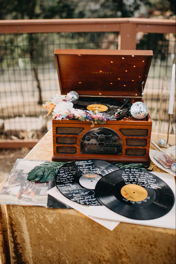 vinyl records act as a guest book, metallic sharpie signatures cover the records Boho Guest Book, Unique Guest Book Ideas, New Year's Eve Decor, Retro Wedding Theme, Lego Wedding, Guest Book Ideas, 50s Wedding, Music Themed Wedding, Wedding Guest Book Unique