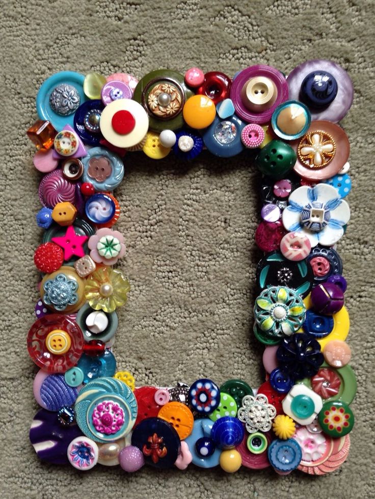 the letter e is made up of many different types of buttoned buttons and beads