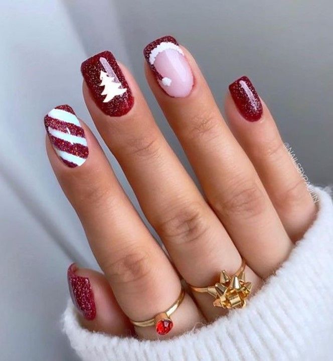 Nail Design December, Christmas Nails Acrylic Round, Square Nails Christmas Art Designs, Christmas Nails Rain Deer, Christmas Short Acrylic Nails, Christmas Shellac Nails Designs, Nails To Match Red Dress, Red Sparkle Christmas Nails, Holiday Dip Nails Christmas